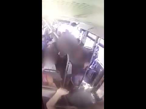 გავრცელდა ვიდეო ავტობუსიდან, სადაც 17 წლის მოზარდი დაჭრეს